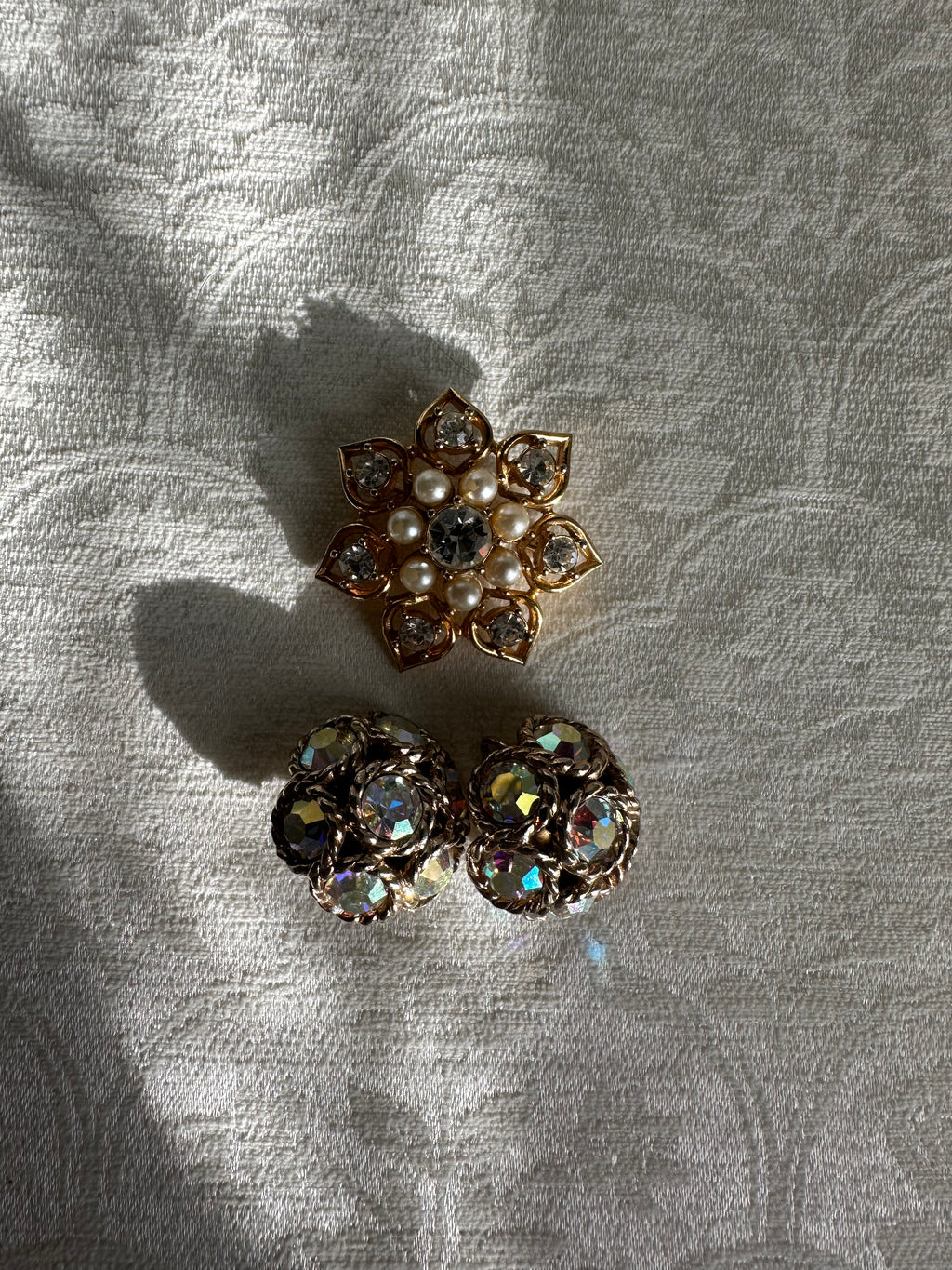 gold-tone flower brooch with pearls and clear crystal earrings