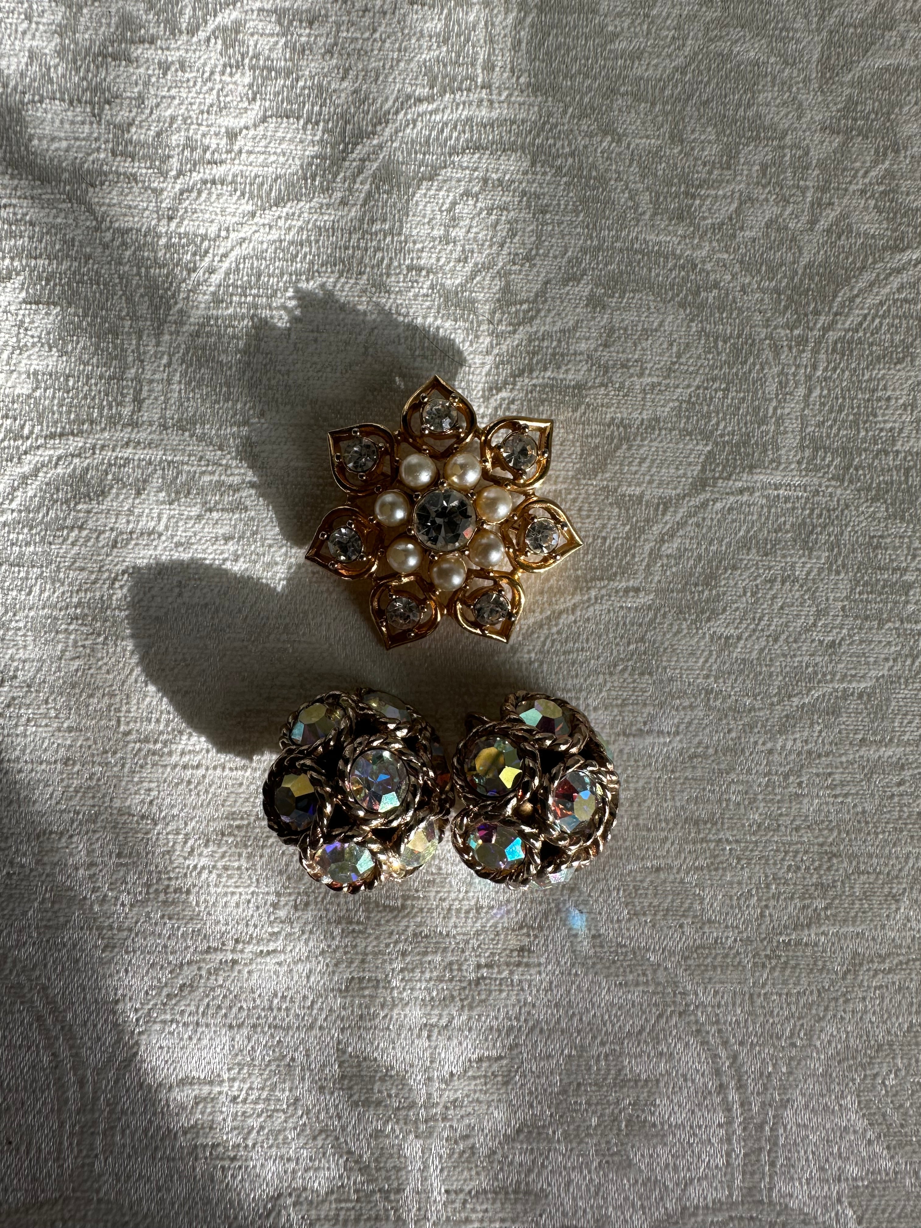 gold-tone flower brooch with pearls and clear crystal earrings