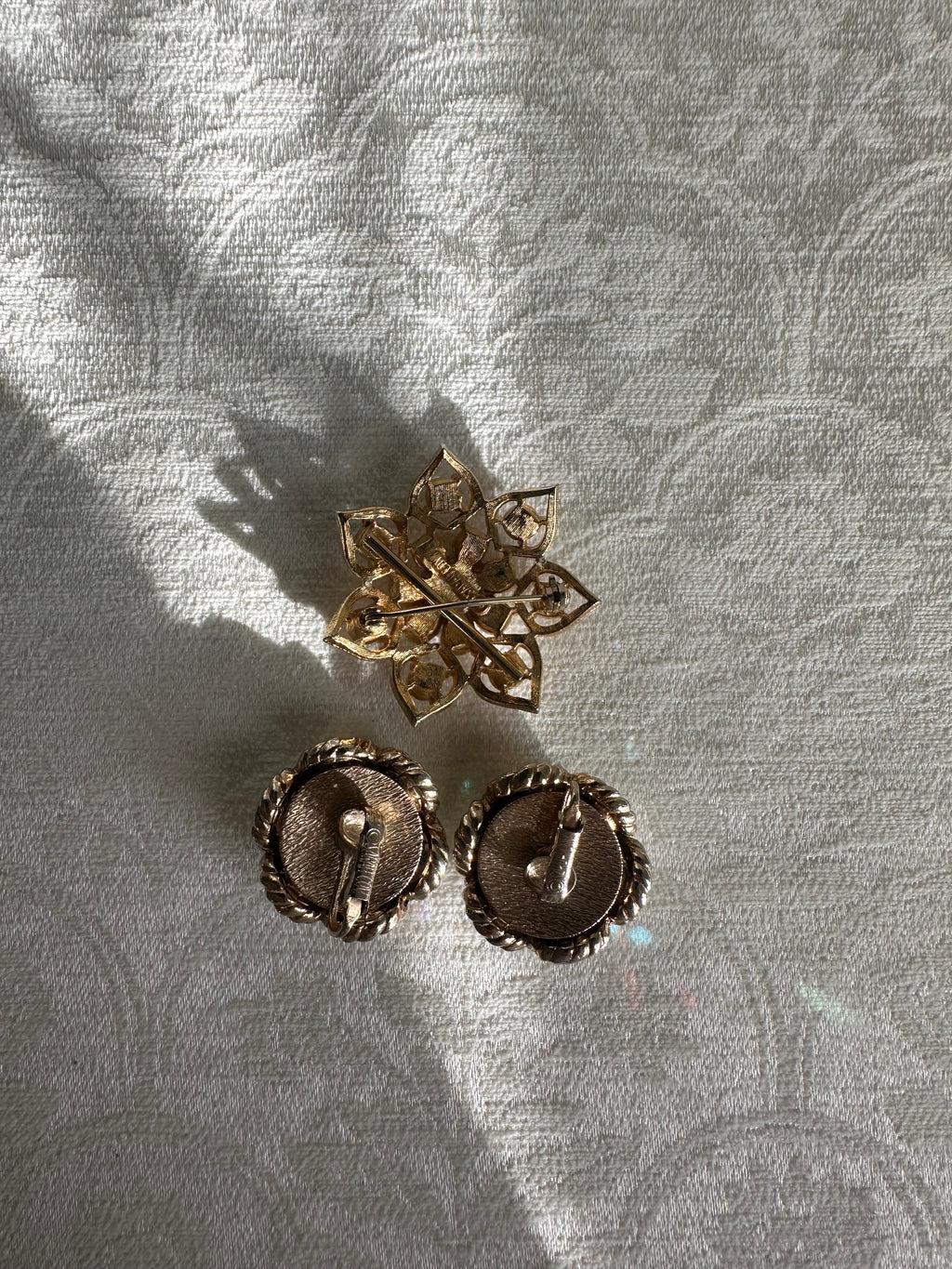 gold-tone flower brooch with pearls and clear crystal earrings